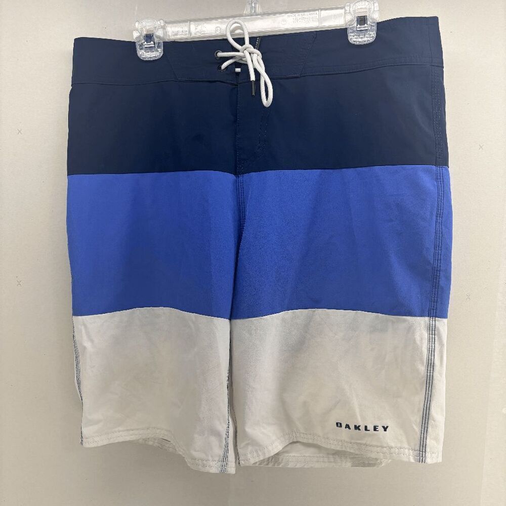 Oakley Performance Fit Draw String Size 33 Blue Striped Board Shorts